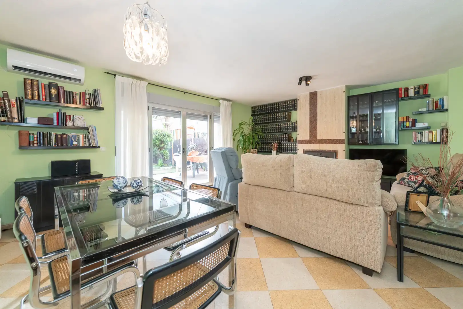 Sala d'estar de Casa adosada en venda en Villaviciosa de Odón amb Aire condicionat, Jardí privat i Terrassa