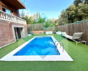 Piscina de Casa adosada en venda en Alella amb Aire condicionat, Calefacció i Jardí privat