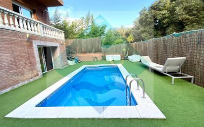 Piscina de Casa adosada en venda en Alella amb Aire condicionat, Calefacció i Jardí privat