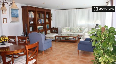 Se alquila piso de 4 habitaciones en Ribaroja de Túria.