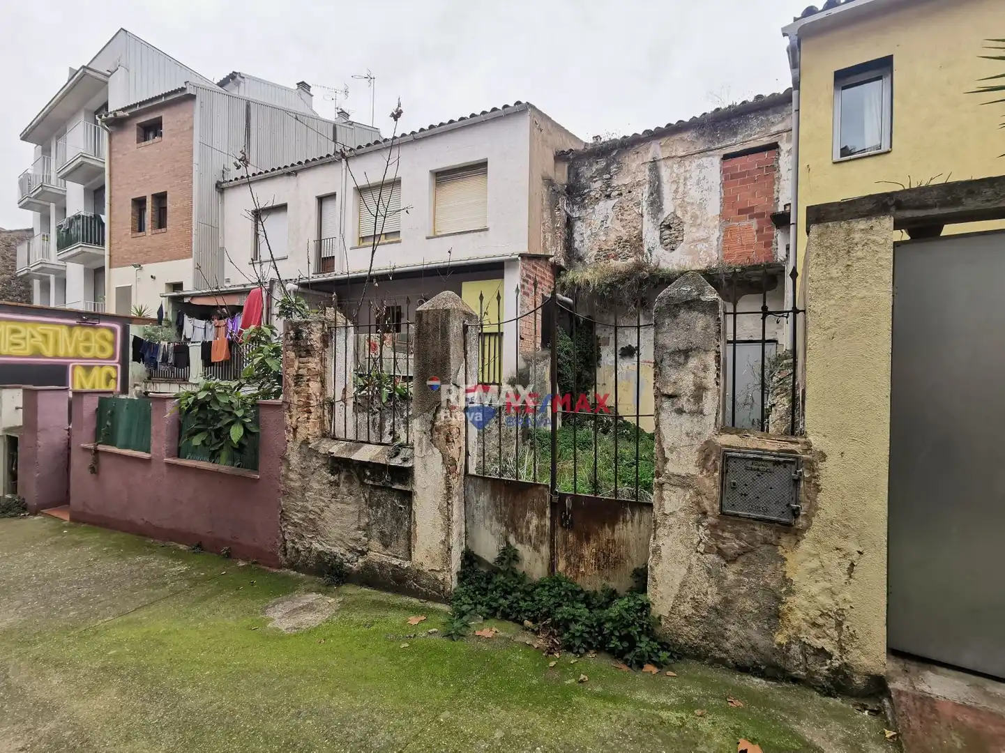 Vista exterior de Edifici en venda en La Roca del Vallès