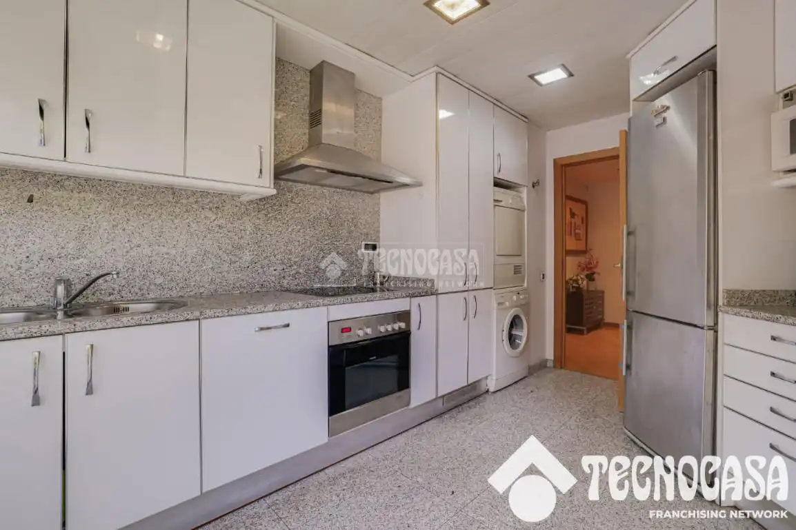 Küche von Wohnung zum Verkauf in Barcelona mit Klimaanlage, Abstellraum und Balkon