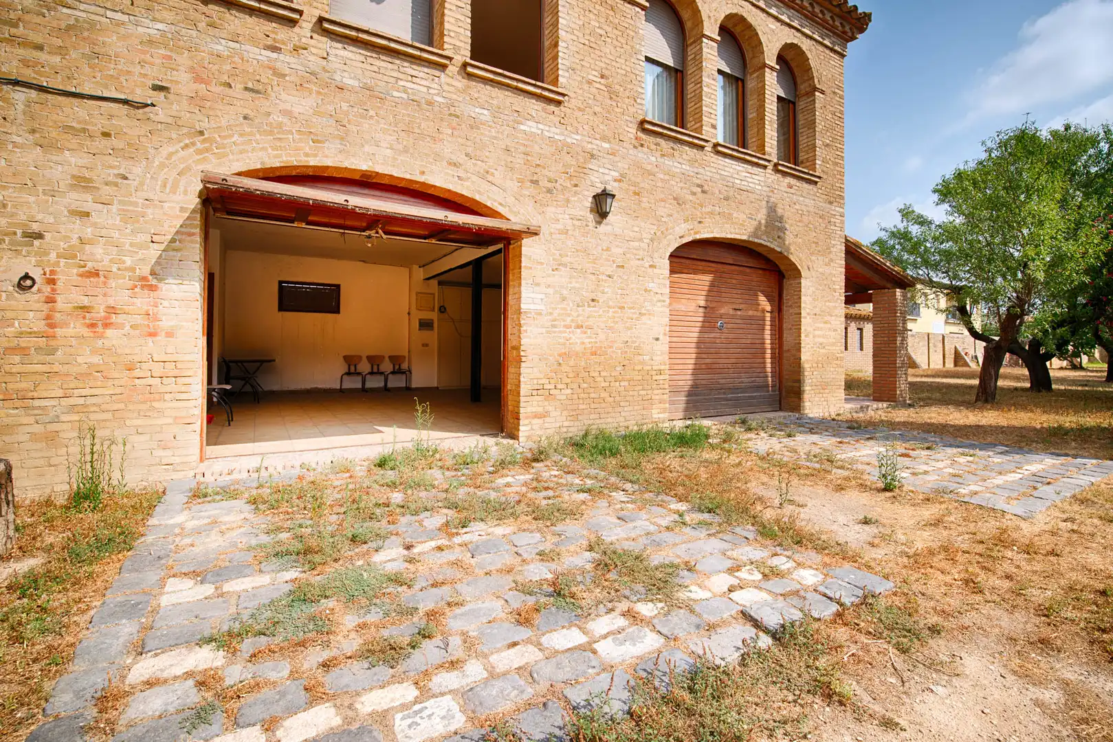 Vista exterior de Finca rústica en venda en Castelló d'Empúries amb Jardí privat i Piscina