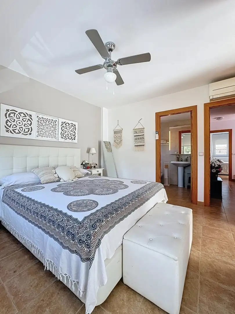 Habitación de Casa adosada en venta en L'Alfàs del Pi con Aire acondicionado, Jardín privado y Terraza