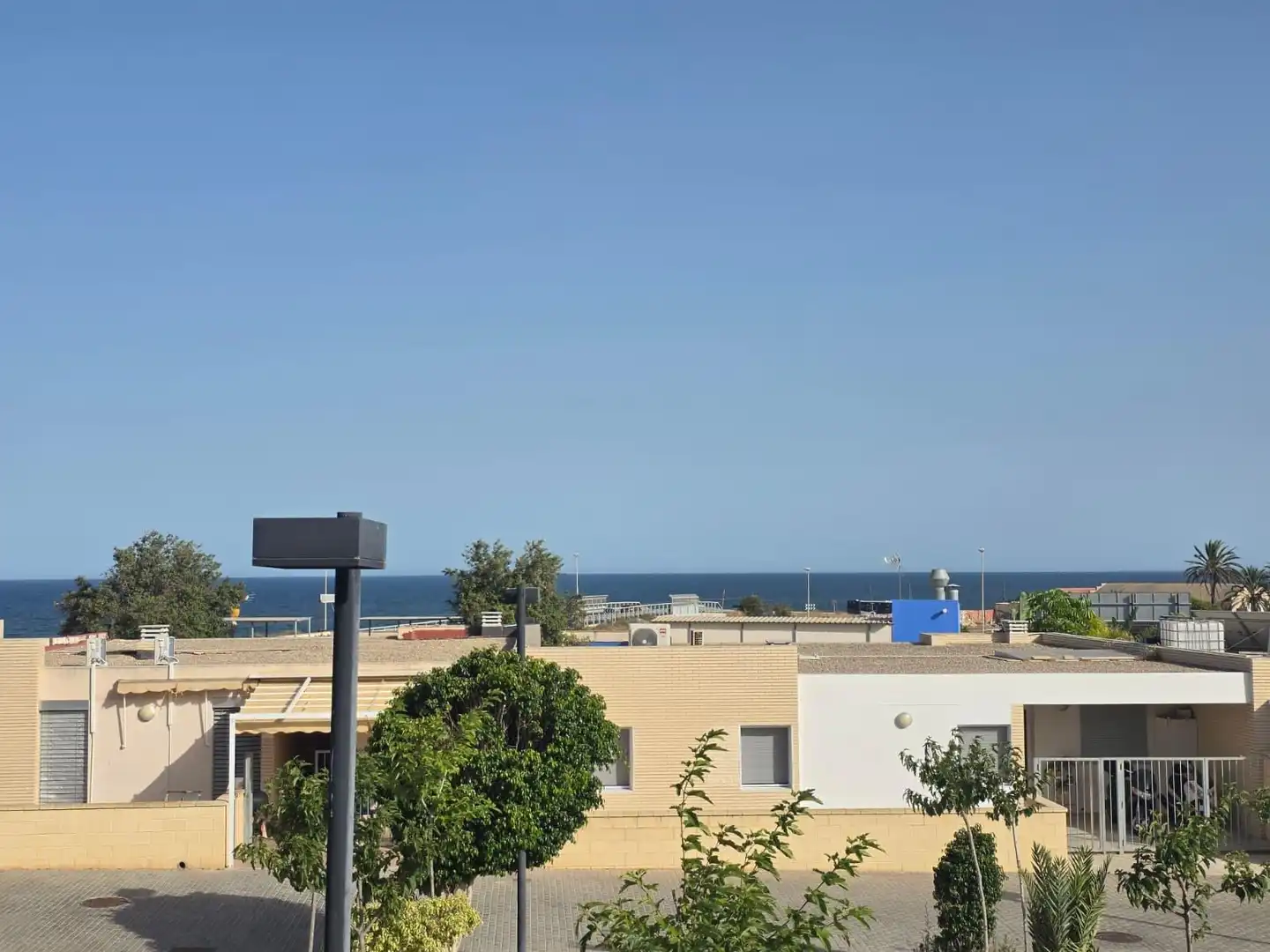 Vista exterior de Casa adosada en venda en Alicante / Alacant amb Aire condicionat, Jardí privat i Terrassa