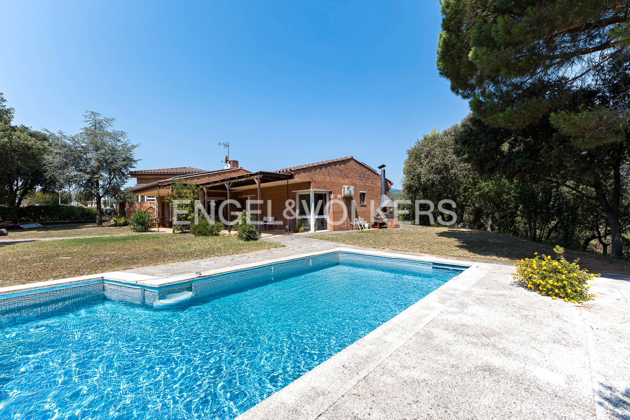 Vista exterior de Casa o xalet en venda en Castellar del Vallès amb Aire condicionat, Calefacció i Jardí privat