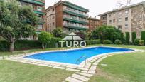 Swimming pool of Flat for sale in  Barcelona Capital  with Terrace, Swimming Pool and Balcony