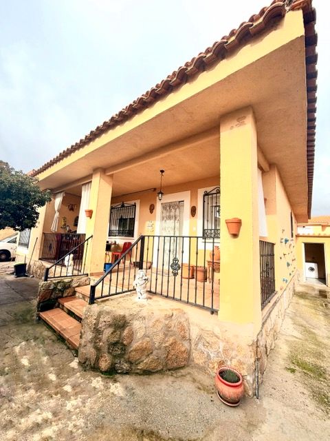 Exterior view of House or chalet for sale in Las Ventas de Retamosa  with Air Conditioner, Heating and Private garden