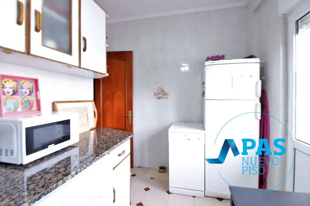 Cocina de Piso en venta en Torrelavega  con Terraza y Balcón