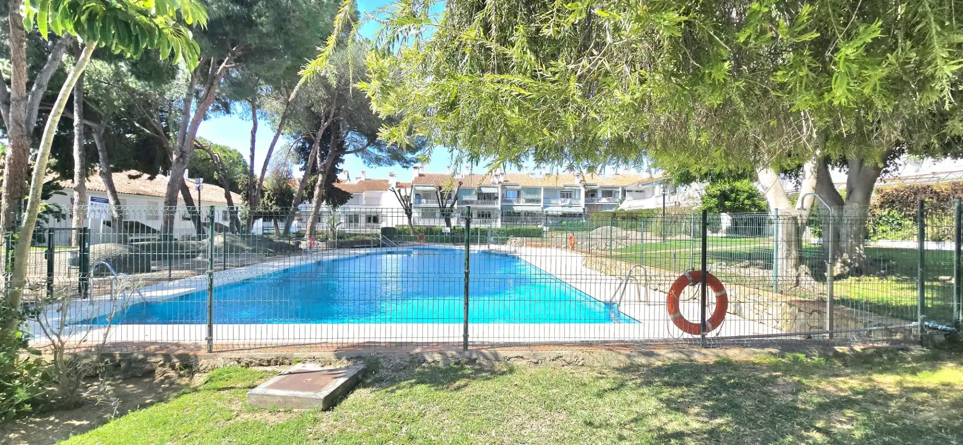 Piscina de Planta baixa en venda en Marbella amb Aire condicionat, Jardí privat i Terrassa