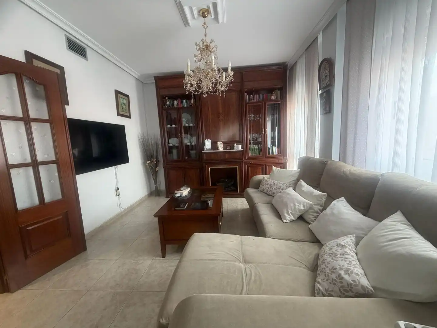 Sala de estar de Casa adosada en venta en Cáceres con Terraza, Trastero y Amueblado