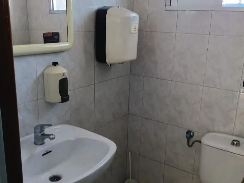 Bany de Oficina de lloguer en Azuqueca de Henares amb Aire condicionat, Calefacció i Moblat