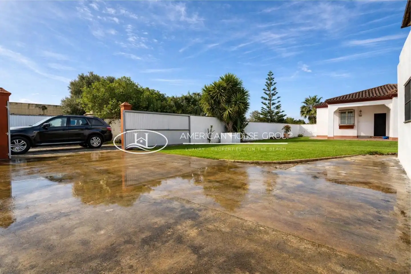 Vista exterior de Casa o xalet en venda en Chiclana de la Frontera amb Jardí privat i Moblat