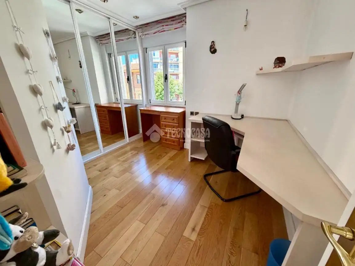 Habitación de Casa adosada en venta en León Capital  con Parquet, Terraza y Amueblado