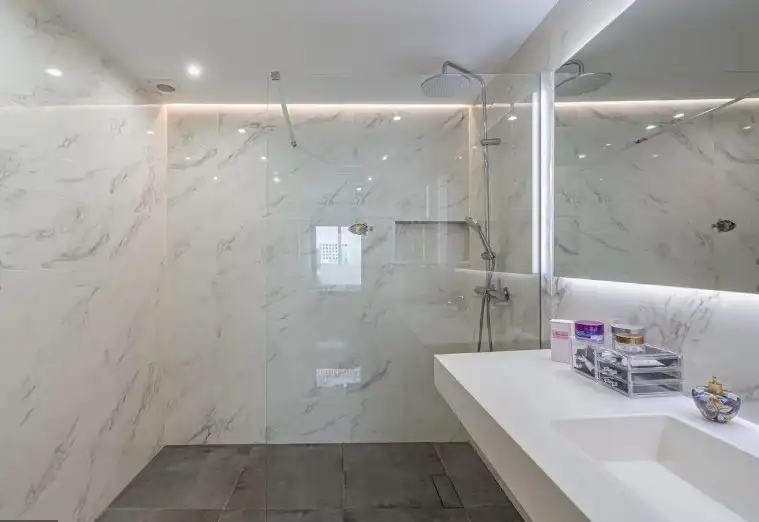 Badezimmer von Wohnung zum Verkauf in Marbella mit Klimaanlage, Heizung und Privatgarten