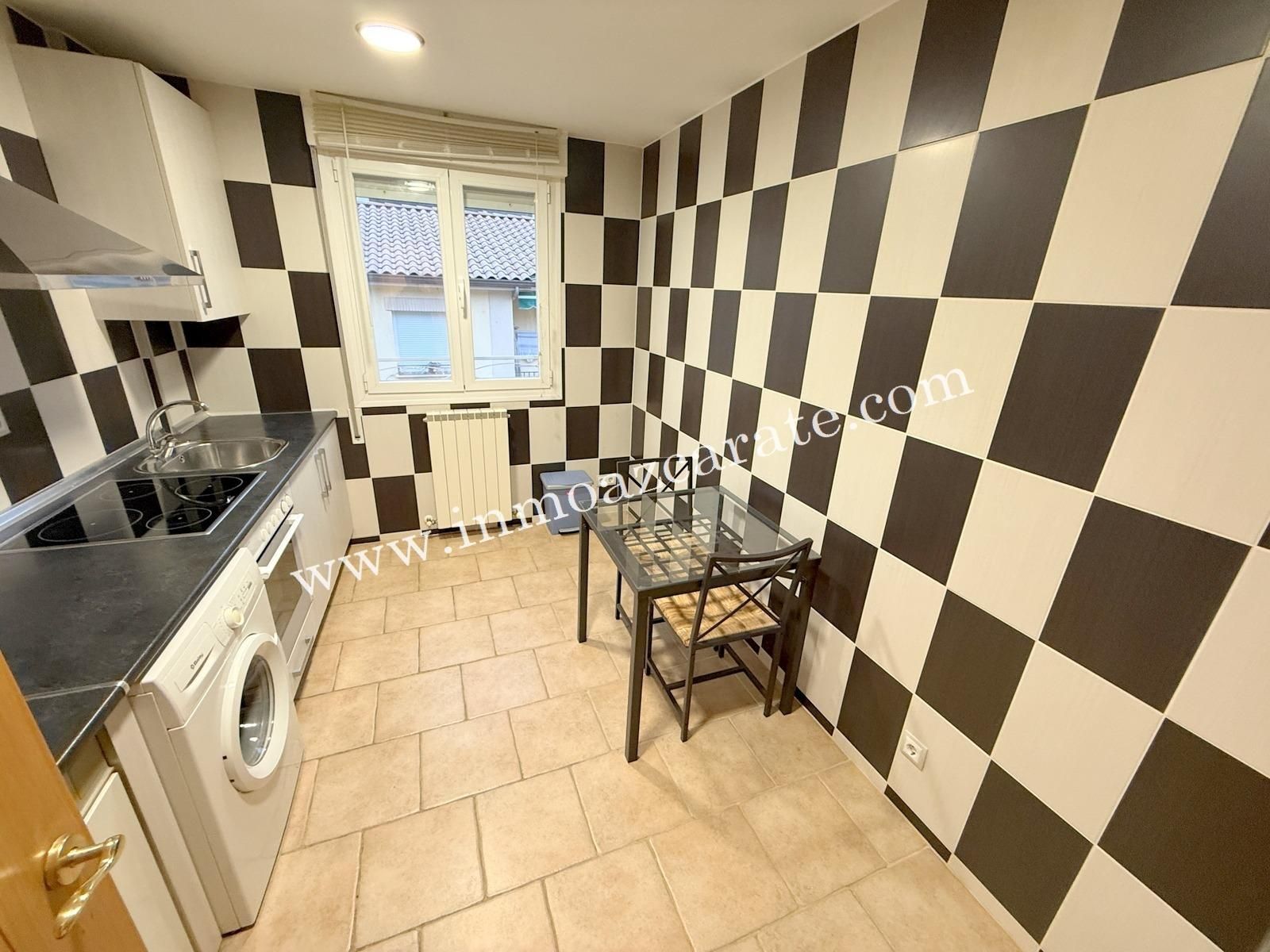 Cuina de Apartament en venda en Estella / Lizarra amb Calefacció, Parquet i Balcó