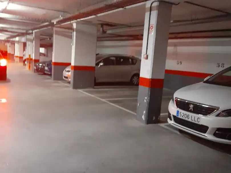 Parkplatz von Garage zur Miete in Madrid mit Alarm