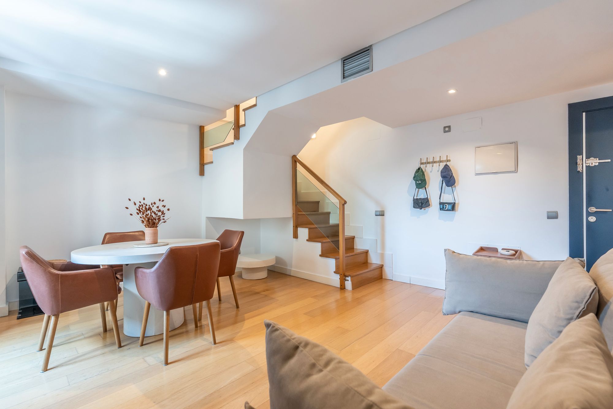Living room of Flat for sale in  Madrid Capital  with Heating and Balcony