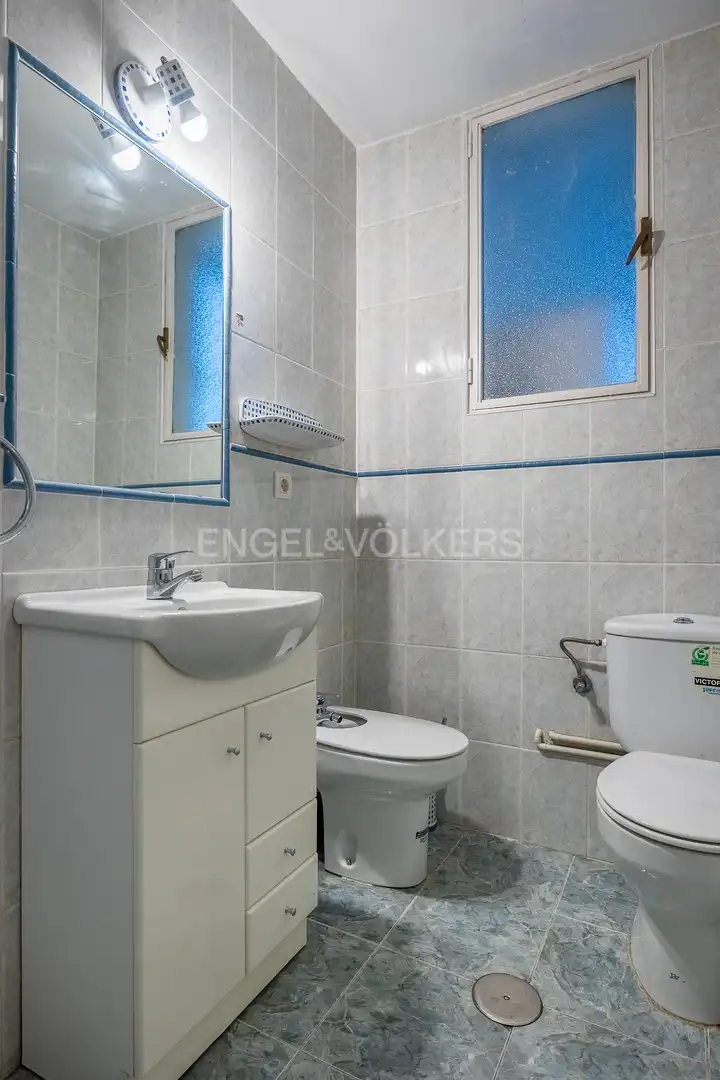 Bathroom of Flat for sale in Sevilla  with Air Conditioner, Heating and Terrace