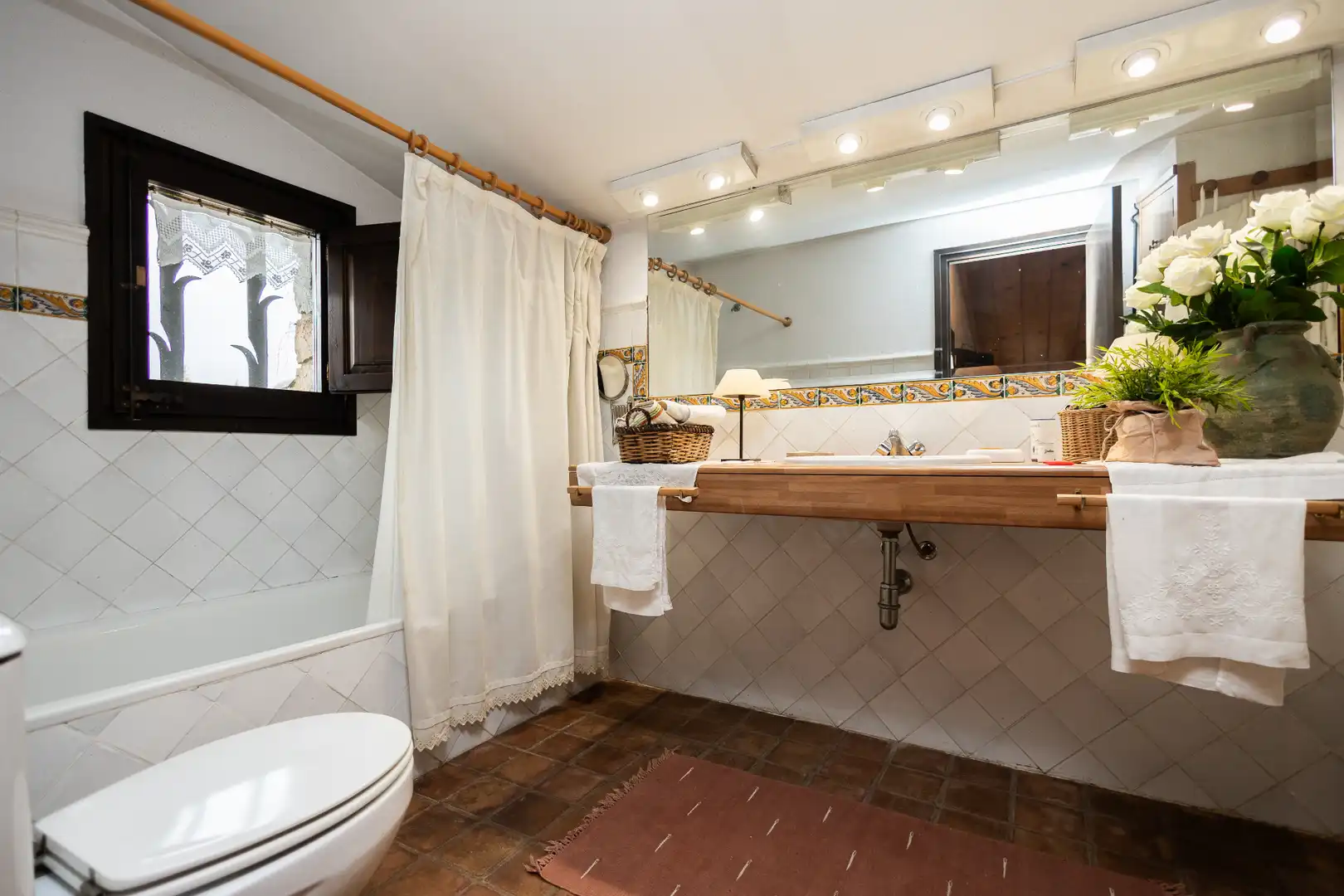 Baño de Finca rústica en venta en L'Esquirol con Calefacción, Jardín privado y Terraza