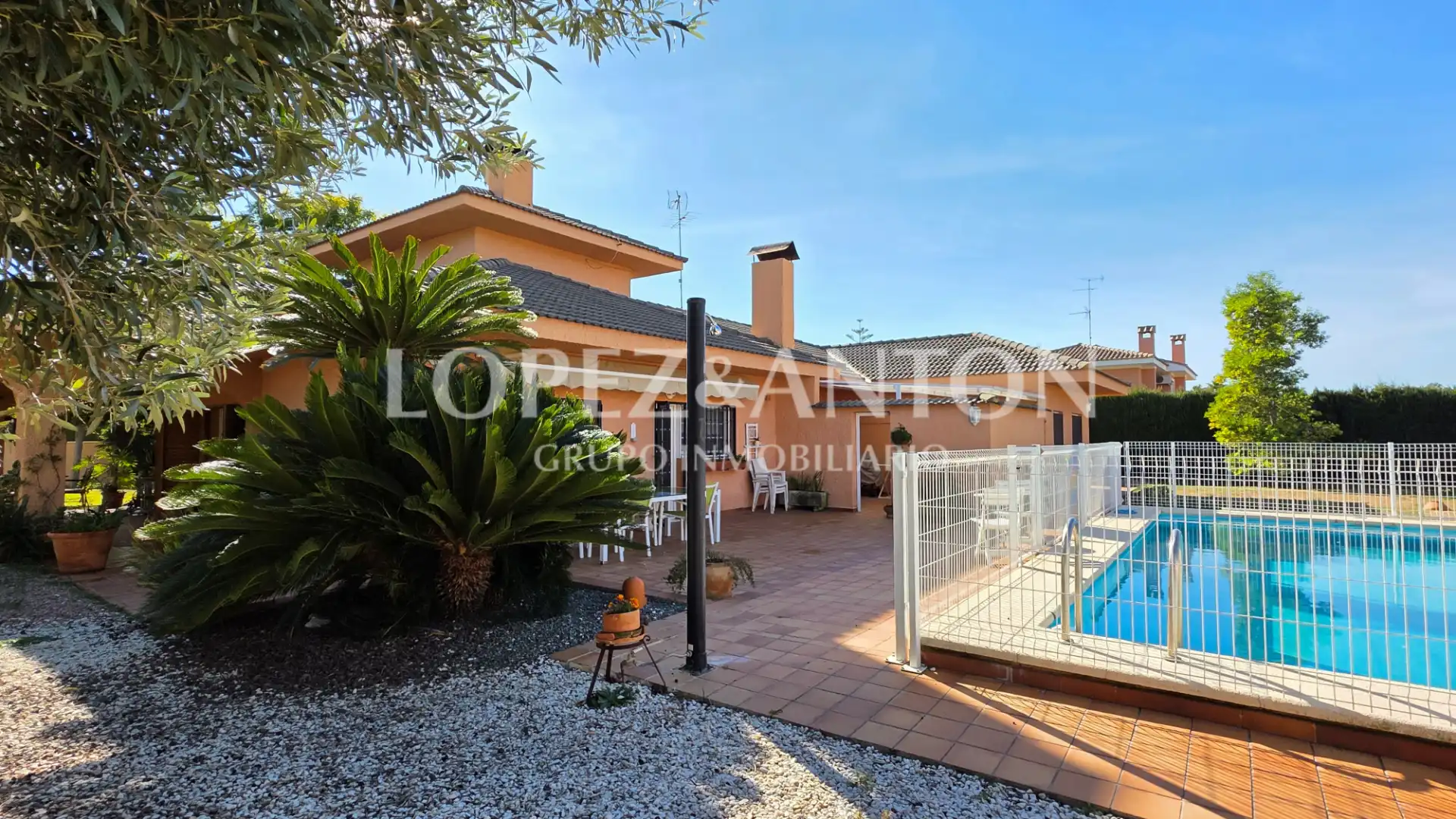 Vista exterior de Casa o xalet en venda en La Pobla de Vallbona amb Aire condicionat, Calefacció i Jardí privat