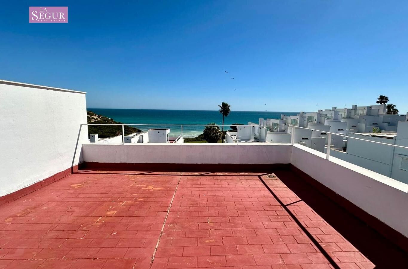 Vista exterior de Casa adosada en venda en Conil de la Frontera amb Calefacció, Jardí privat i Parquet