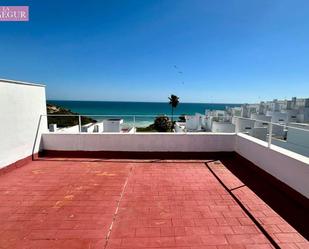 Vista exterior de Casa adosada en venda en Conil de la Frontera amb Calefacció, Jardí privat i Parquet
