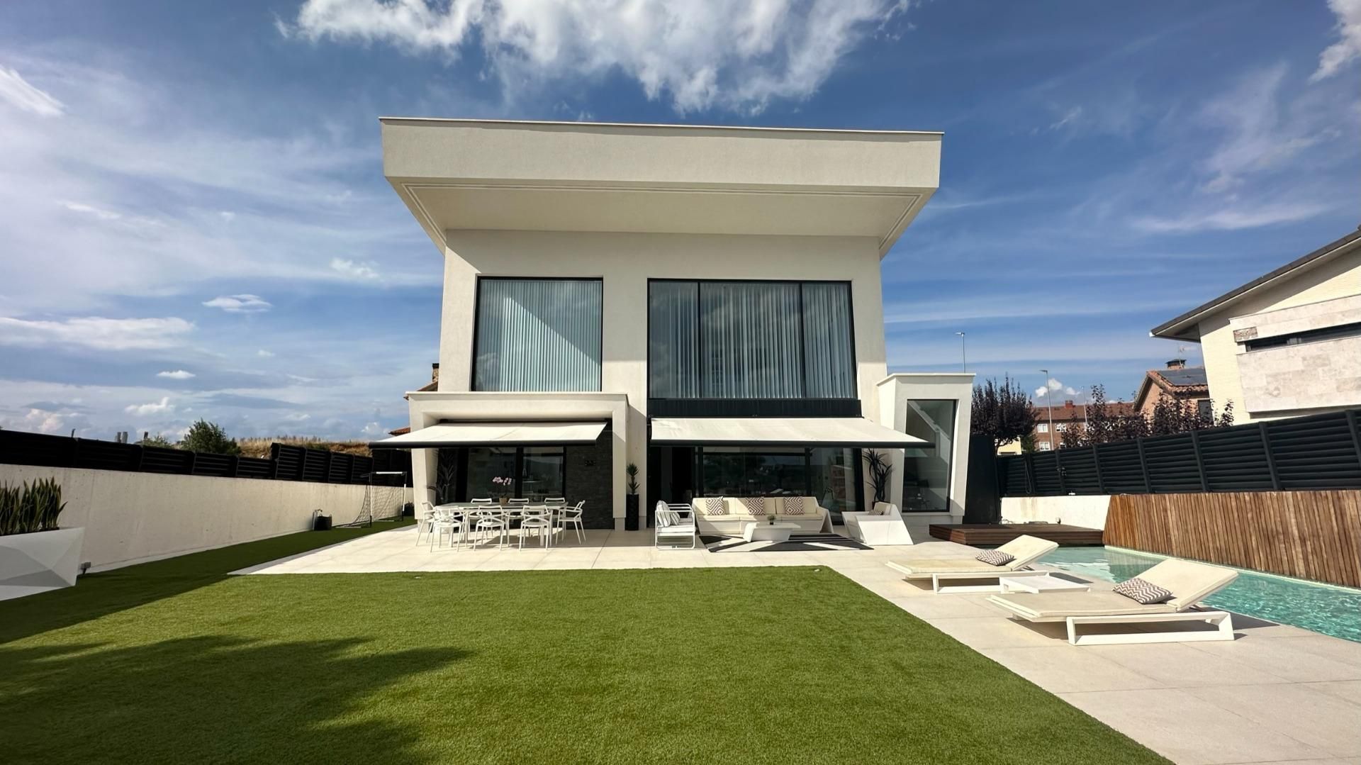 Vista exterior de Casa o xalet en venda en Golmayo amb Aire condicionat, Calefacció i Jardí privat