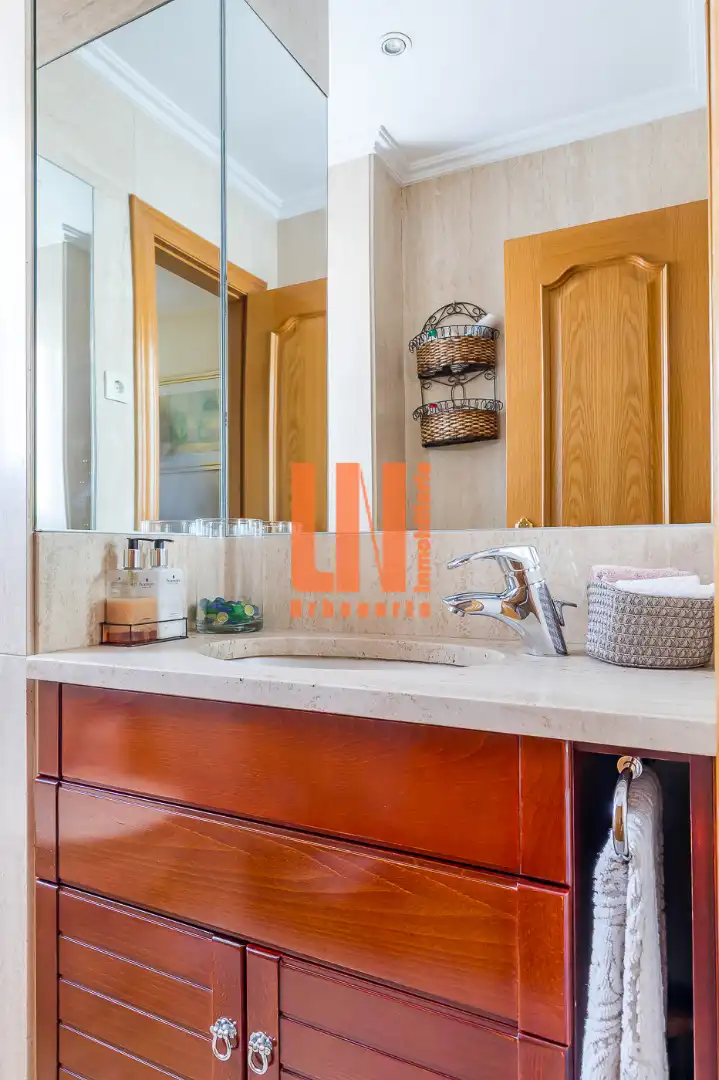 Baño de Casa adosada en venta en Madrid con Aire acondicionado, Calefacción y Jardín privado