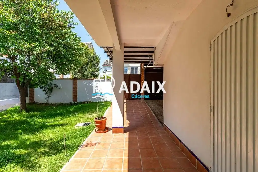 Jardí de Casa o xalet en venda en Cáceres amb Aire condicionat, Calefacció i Terrassa