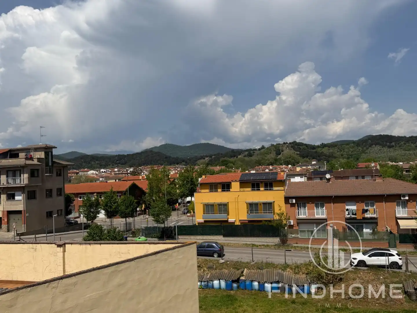 Parkplatz von Einfamilien-Reihenhaus zum Verkauf in Olot mit Klimaanlage, Heizung und Privatgarten