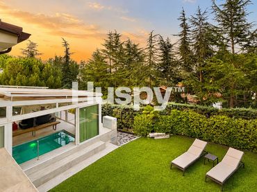 Detached house with balcony for sale in Calle Navacerrada
