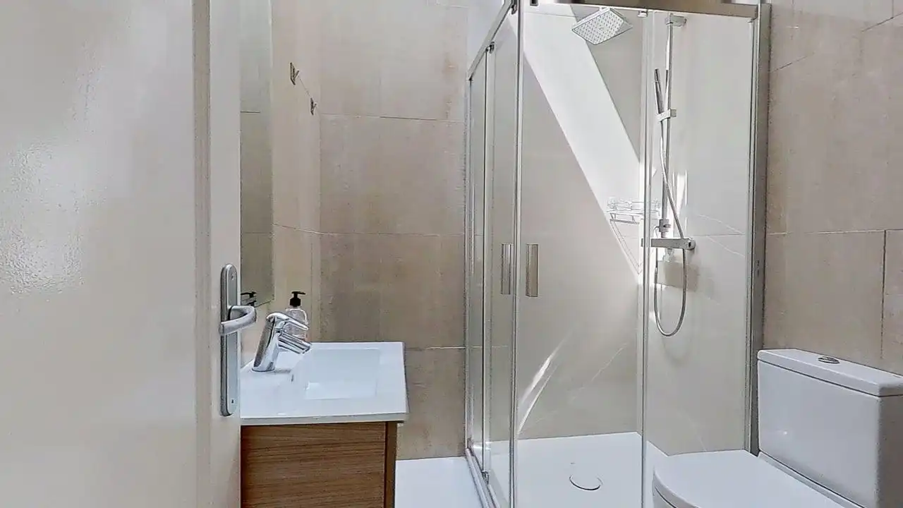 Badezimmer von Wohnung zur Miete in Madrid mit Klimaanlage, Heizung und Ofen