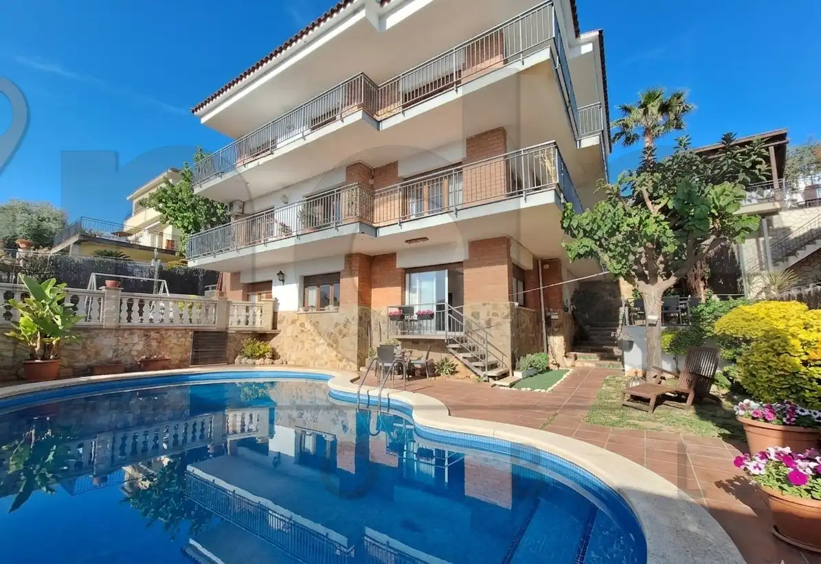Piscina de Casa o chalet en venta en Arenys de Mar con Calefacción, Jardín privado y Parquet