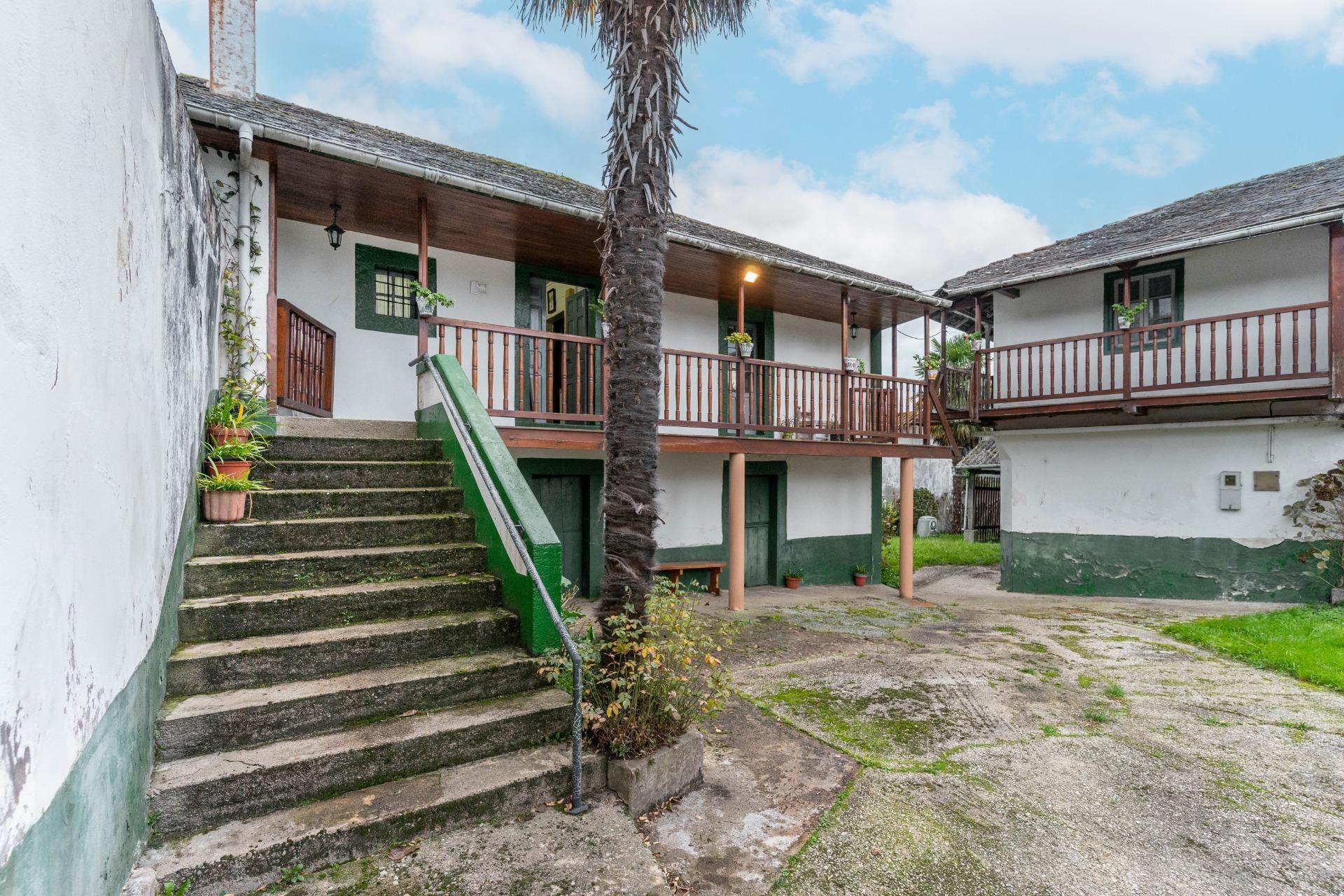 Vista exterior de Casa o xalet en venda en Valdés - Luarca amb Calefacció, Jardí privat i Traster