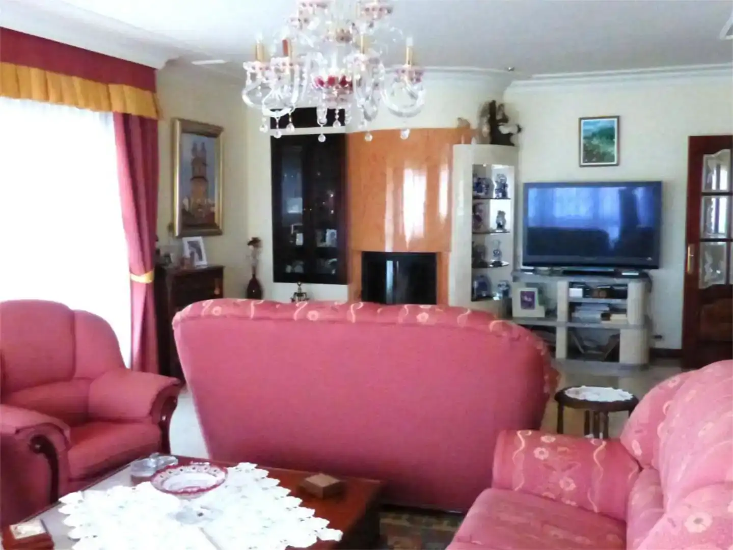 Sala d'estar de Pis en venda en Pontevedra Capital  amb Jardí privat, Parquet i Piscina