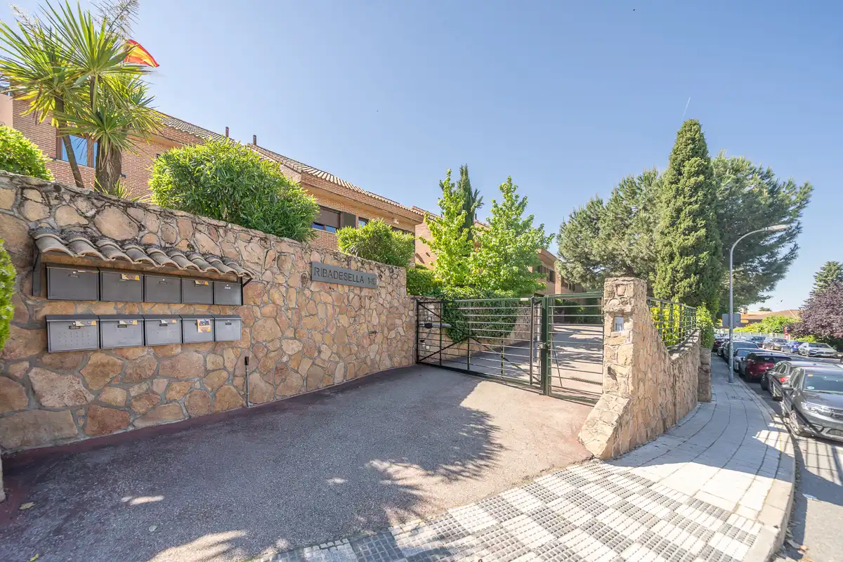 Vista exterior de Casa adosada en venta en Torrelodones con Aire acondicionado, Calefacción y Jardín privado