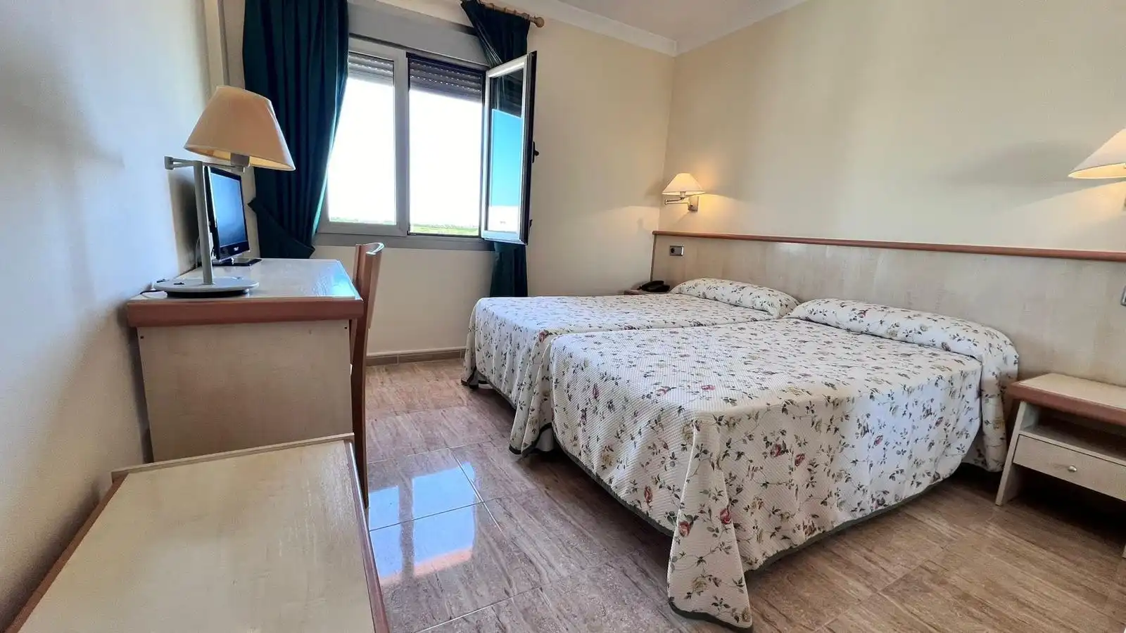 Habitación de Edificio en venta en Los Montesinos con Alarma