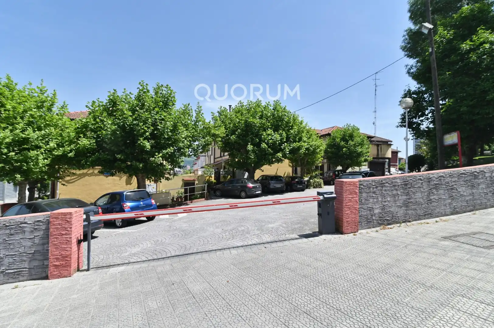 Aparcament de Casa adosada en venda en Bilbao  amb Calefacció, Jardí privat i Terrassa