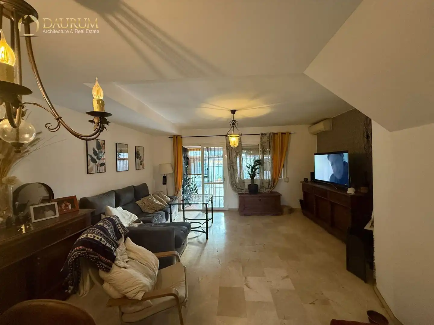 Sala de estar de Casa adosada en venta en Marbella con Aire acondicionado, Calefacción y Terraza