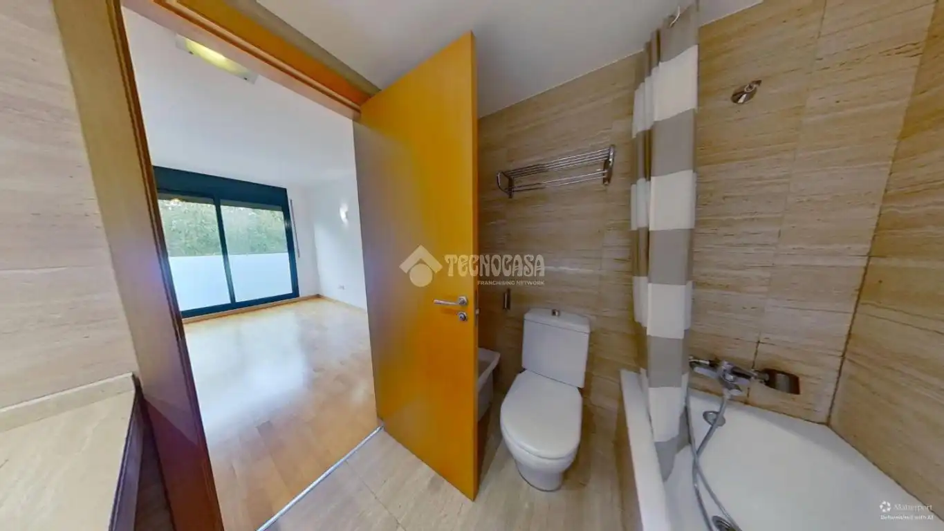 Baño de Piso en venta en Sabadell con Aire acondicionado, Calefacción y Balcón