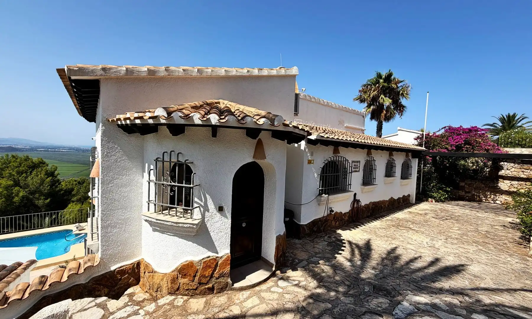 Vista exterior de Casa o xalet en venda en Dénia amb Aire condicionat, Calefacció i Jardí privat