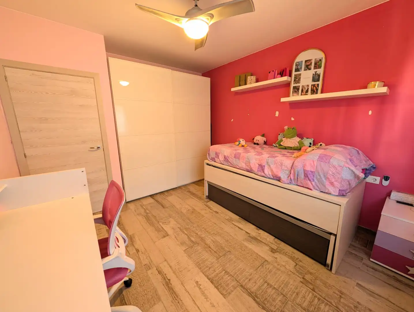 Habitación de Casa adosada en venta en Badalona con Parquet, Terraza y Trastero