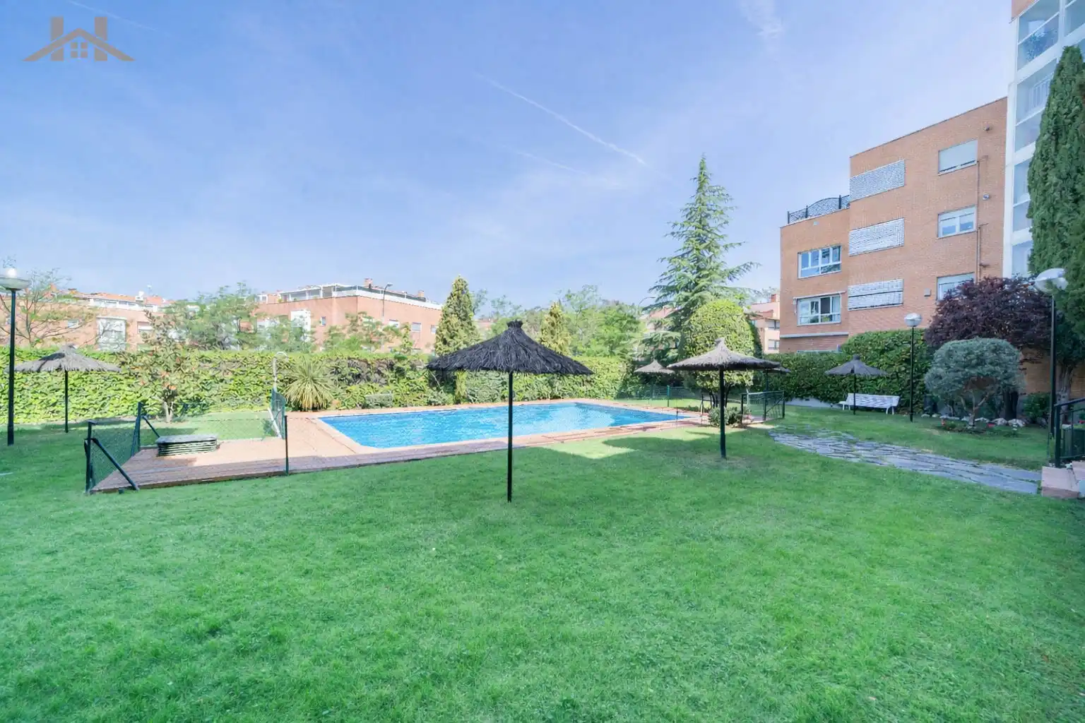 Swimming pool of Flat for sale in  Madrid Capital  with Air Conditioner, Heating and Parquet flooring