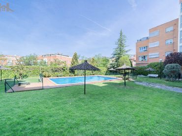 Pis amb piscina en venda a Calle la Pinilla