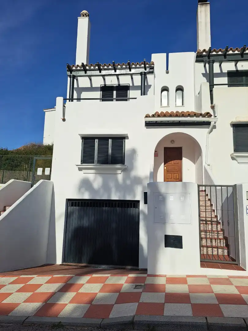 Außenansicht von Einfamilien-Reihenhaus zum Verkauf in Manilva mit Privatgarten und Gemeinschaftspool
