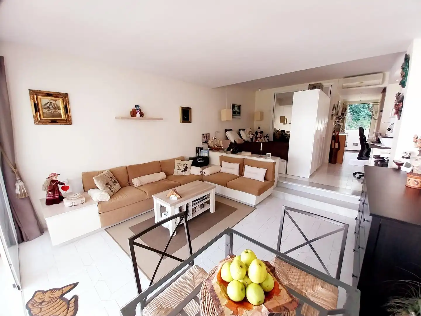 Wohnzimmer von Wohnung zum Verkauf in Mijas mit Klimaanlage, Privatgarten und Terrasse