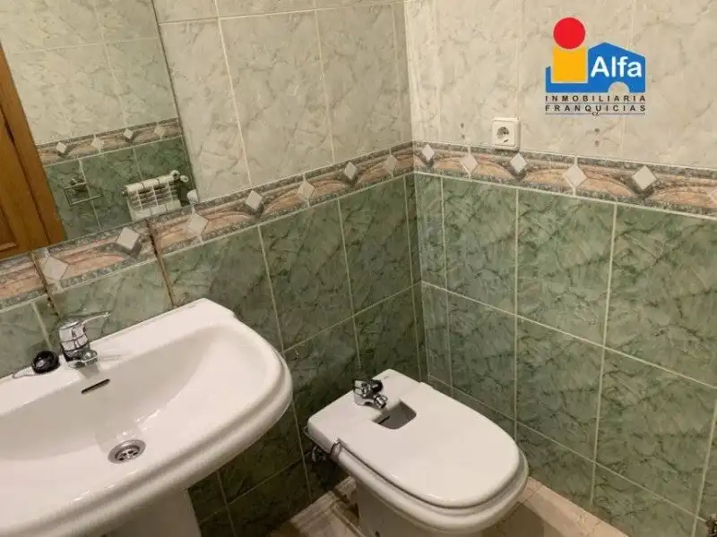 Baño de Dúplex de alquiler en Cáceres con Aire acondicionado y Calefacción