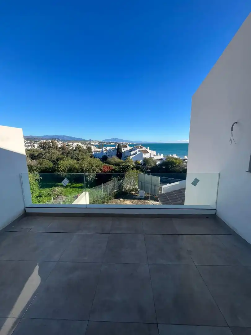 Vista exterior de Casa adosada en venda en Estepona amb Aire condicionat, Terrassa i Traster