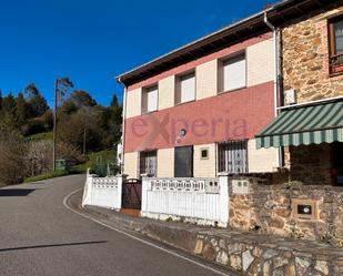 Vista exterior de Casa adosada en venda en Langreo amb Jardí privat i Terrassa